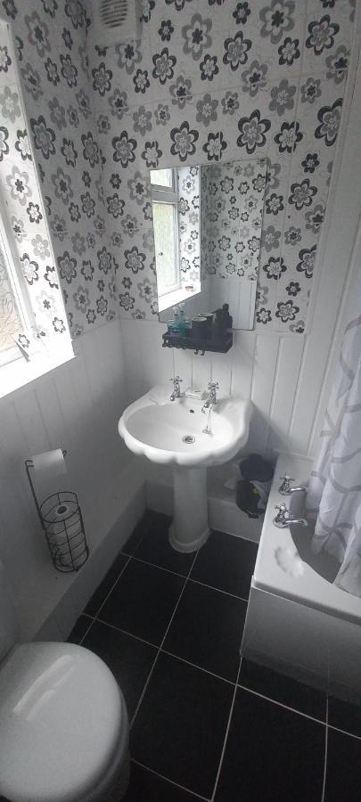 6-Min Walk To New Cross Parking Long Stay Discounts Wolverhampton Exterior photo